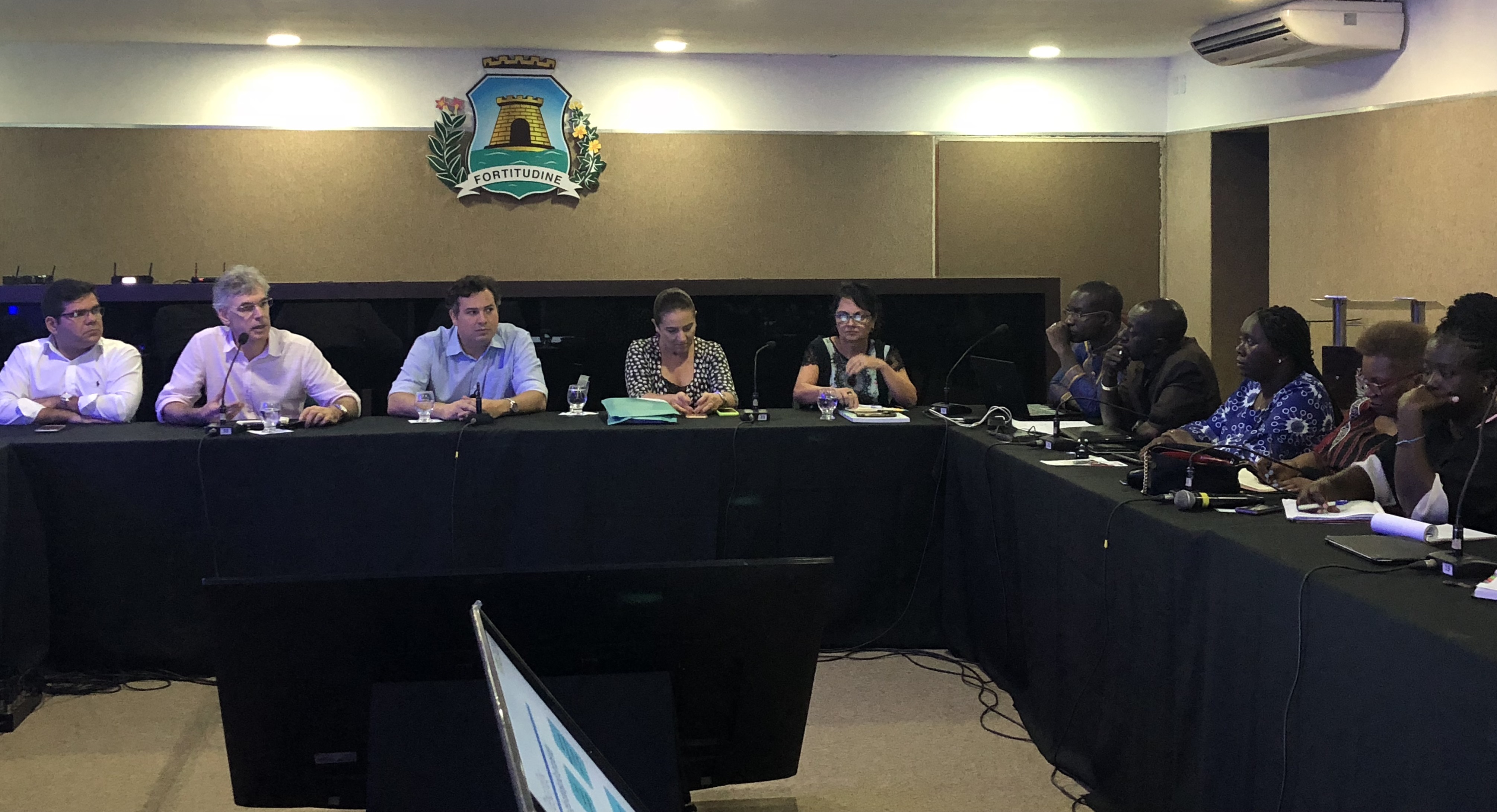 mesa de reunião no auditório do paço